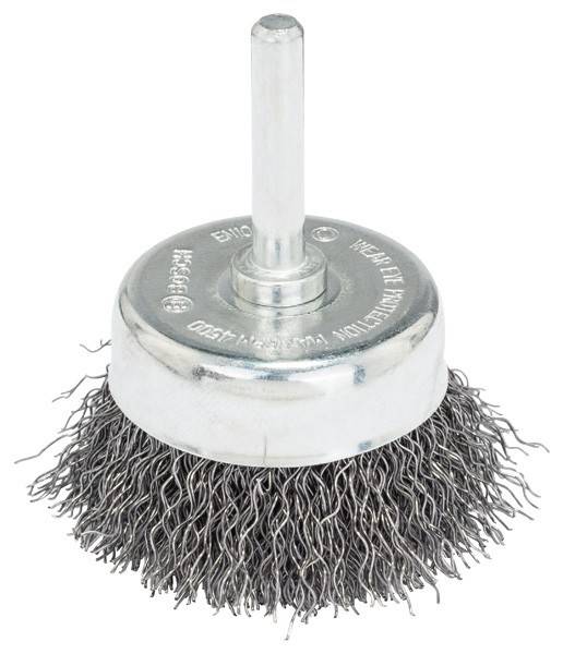 Eine metallische Drahtbürste mit einer flachen Basis und dichten Borsten, die an einem Griff befestigt ist und für Reinigungs- oder Oberflächenvorbereitungsaufgaben verwendet wird.