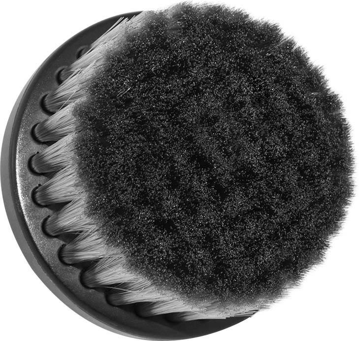 Ein rundes, schwarzes und graues Bürsten-Aufsatzkopf mit weichen Borsten, von oben betrachtet, konzipiert für Reinigungs- oder Exfoliationszwecke.