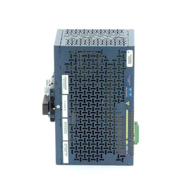 Blaues industrielles elektronisches Steuermodul mit belüftetem Gehäuse, Seitenverbindungen und Terminaletiketten auf weißem Hintergrund.