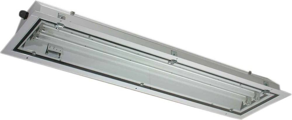 Eine saubere, weiße Deckenleuchte mit Leuchtstoffröhre, transparenter Abdeckung und sichtbarem Metallrahmen, von unten betrachtet.