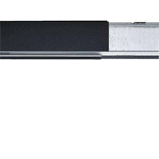 Nahaufnahme einer schwarzsilbernen rechteckigen Metallstange oder Werkzeugkomponente auf weißem Hintergrund.