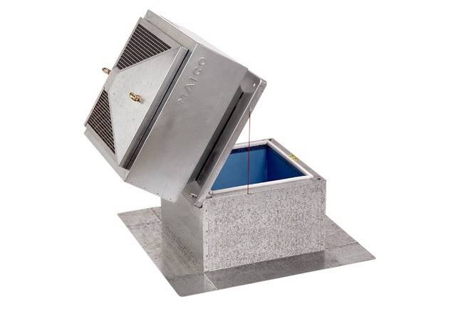 Eine große Metalltür steht offen und zeigt einen blauen Innenraum. Die Tür verfügt über zwei Griffe und ist auf einer quadratischen Metallbasis montiert.