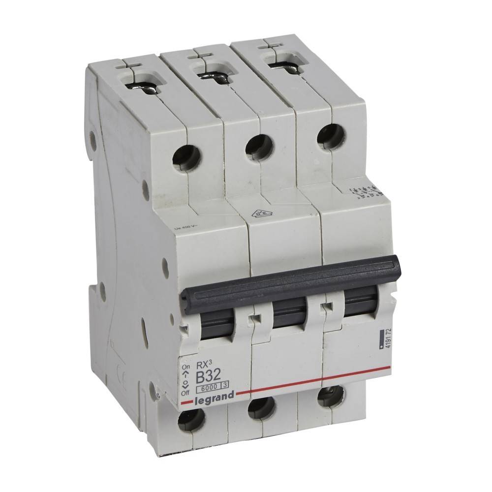Ein Nahaufnahmebild eines Dreipol-Leitungsschutzschalters mit der Bezeichnung 'B32' und 'Legrand', der typischerweise in industriellen oder Wohnungs-Elektroverteilern verwendet wird.