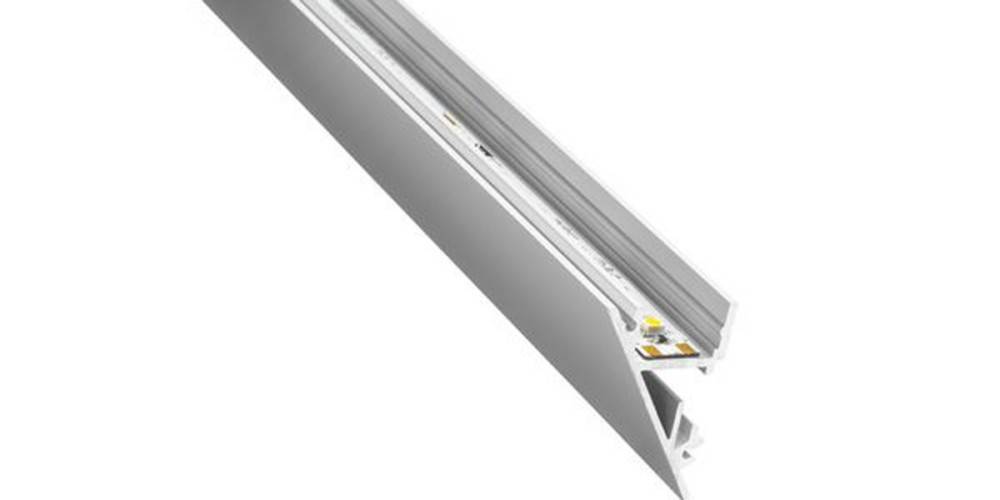 Eine Schrägansicht eines metallischen L-förmigen LED-Profilkanals mit integriertem Lichtstreifen, der typischerweise für moderne Beleuchtungslösungen verwendet wird.