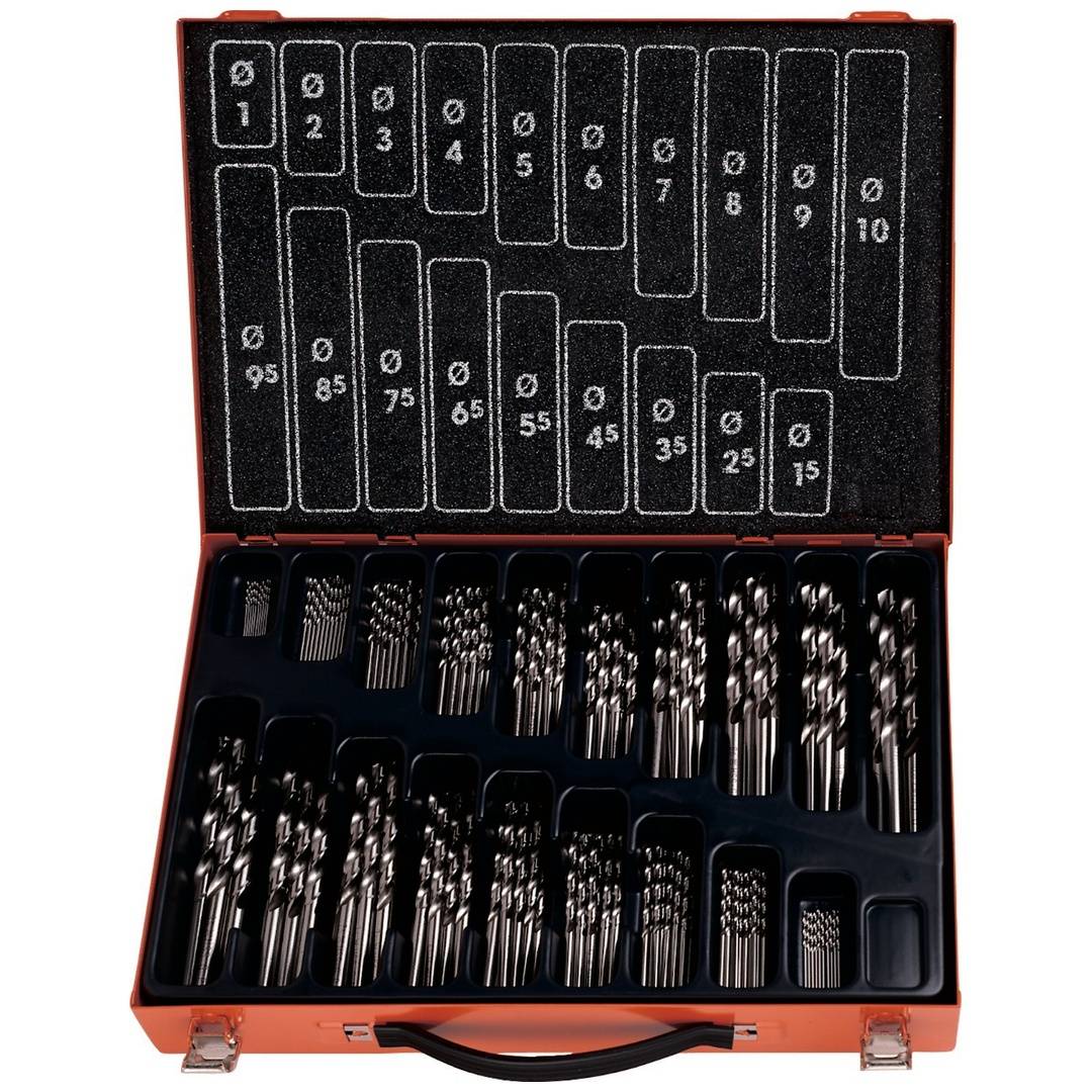 Offenes Metallkästchen mit nummerierten Bohrern, die in Schaumstoffplätze angeordnet sind, mit Größen von 1 bis 10 und 1,5 bis 9,5.