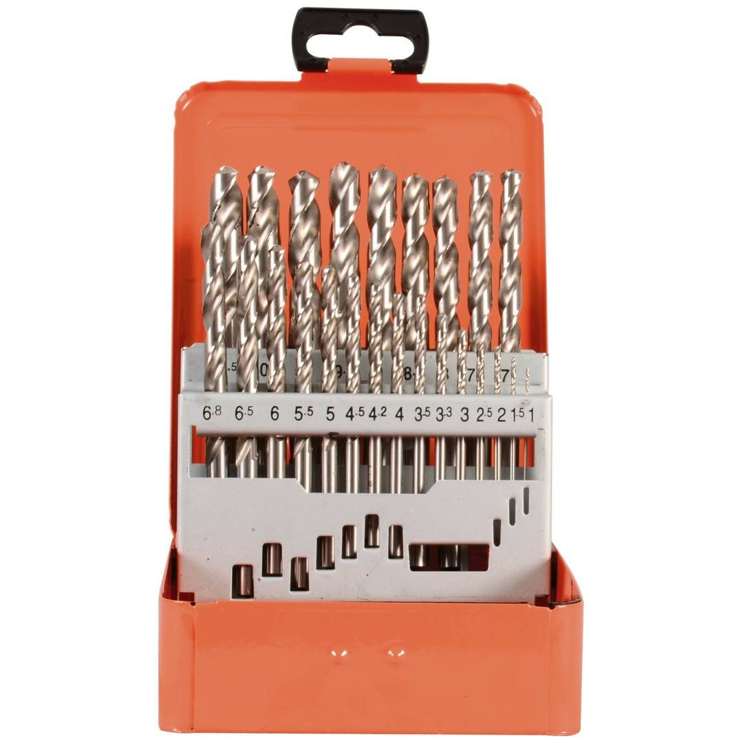 Orangefarbener Koffer mit einem Satz Silberbohrer, angeordnet nach Größe von 1,5 bis 6,8 mm.