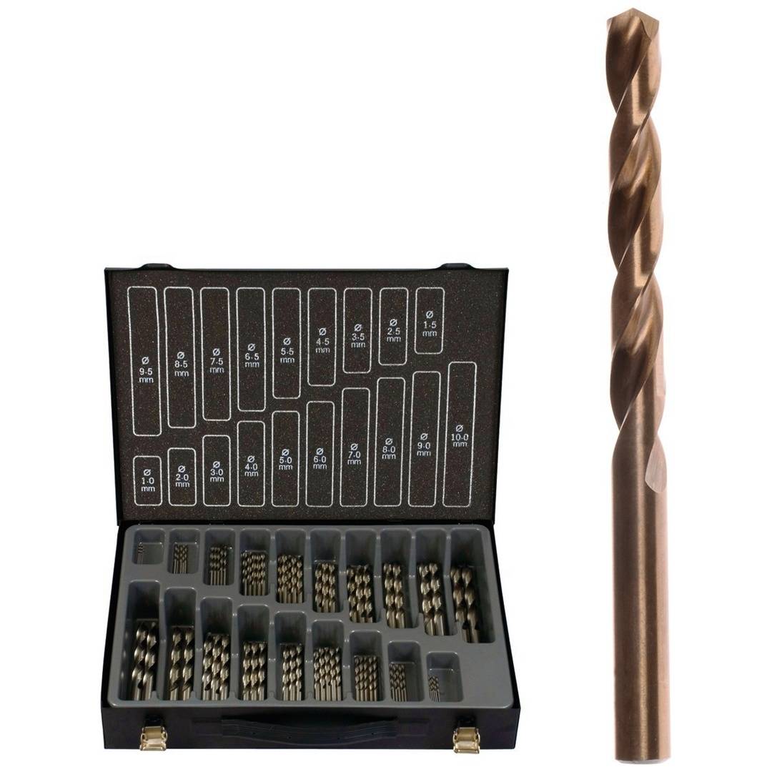 Bohrerbitset in einem schwarzen Koffer mit beschrifteten Steckplätzen, plus eine Nahaufnahme eines einzelnen bronzefarbenen Spiralbohrers auf der rechten Seite.