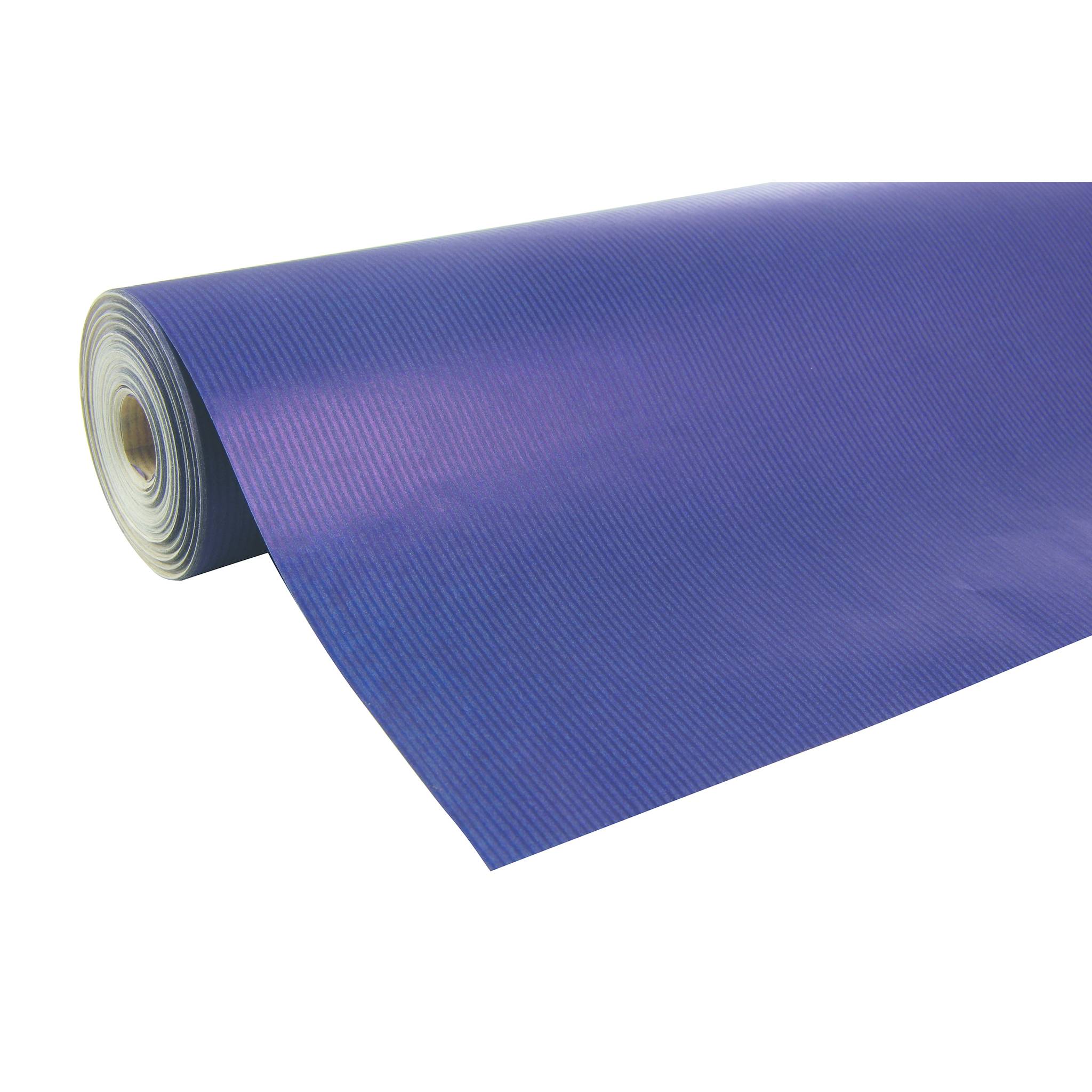 Eine aufgerollte blaue Trainingsmatte oder Yogamatte, die auf weißem Hintergrund teilweise ausgerollt ist.