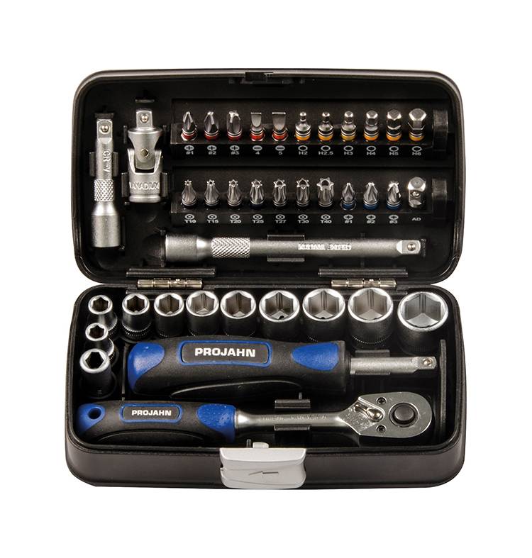 Ein Werkzeugsatz mit mehreren Schraubendreher-Bits, Steckschlüsseln und einer Ratsche mit dem Markennamen „Projahn
