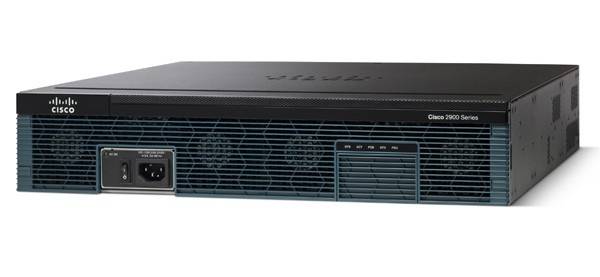 Vorderansicht eines Cisco 2900 Series Netzwerkgeräts mit Lüftungsgitter und Stromeingang auf weißem Hintergrund.