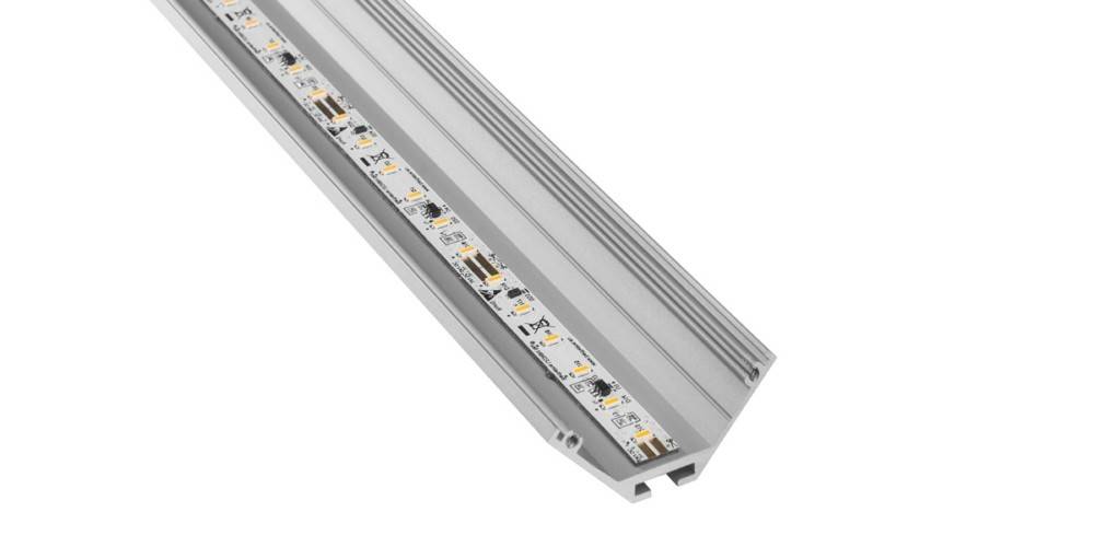 LED-Leuchtenstreifen aus Aluminium mit schlankem, rechteckigem Design, der Schaltkreiskomponenten und LED-Chips entlang seiner Länge zeigt.