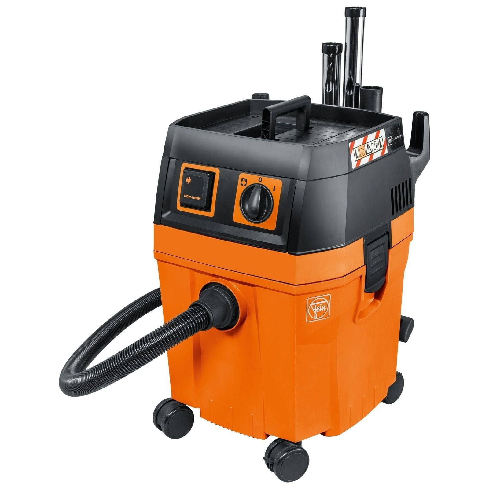 Ein orangefarbener und schwarzer Industriestaubsauger mit Rädern und verschiedenen Aufsätzen, konzipiert für schwere Reinigungsaufgaben.