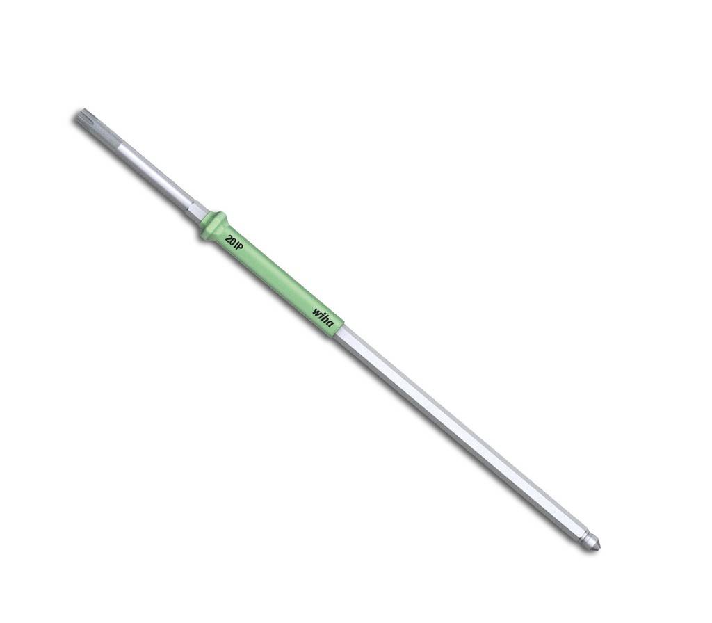 Lange Metallpumpennadel mit grünem Kragen, diagonal auf weißem Hintergrund dargestellt.