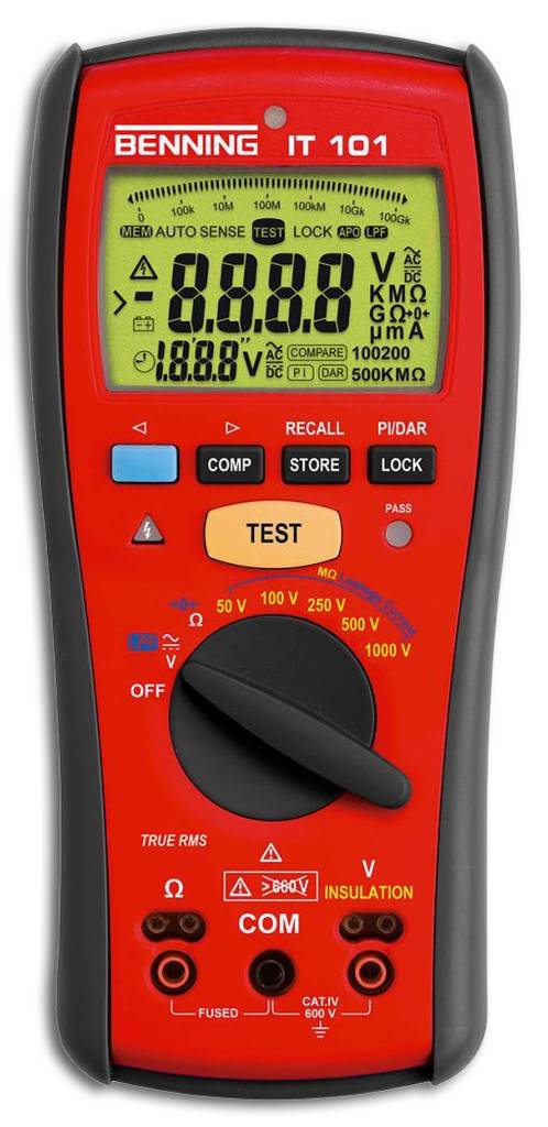 Rotes BENNING IT 101 digitales Isolationsprüfgerät/Multimeter mit LCD-Display, Funktionstasten, Drehwähler und Prüfeingangsbuchsen.
