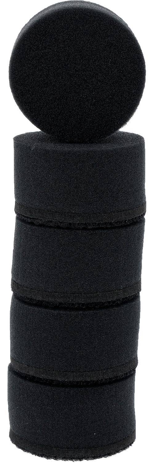 Eine Nahaufnahme von einem Stapel aus drei schwarzen Klettbändern, die jeweils sichtbare Nähte und Textur aufweisen und zum Organisieren oder Befestigen von Gegenständen verwendet werden.