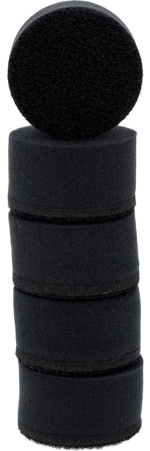 Eine Nahaufnahme eines schwarzen, zylindrischen Gewebematerials, möglicherweise Teil eines größeren Gegenstands wie einer Tasche oder eines Ärmels, die Texturdetails zeigt.