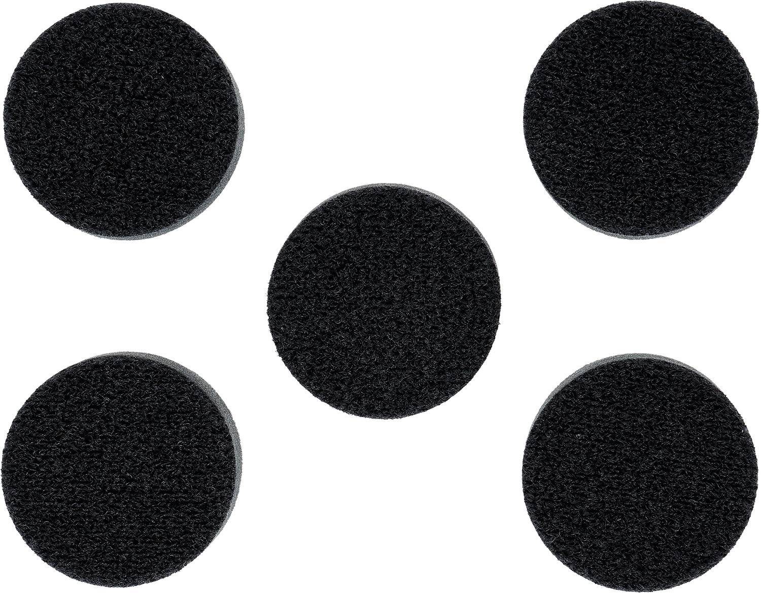 Fünf schwarze kreisförmige Pads, die in einem symmetrischen, kreuzartigen Muster auf einem weißen Hintergrund angeordnet sind.