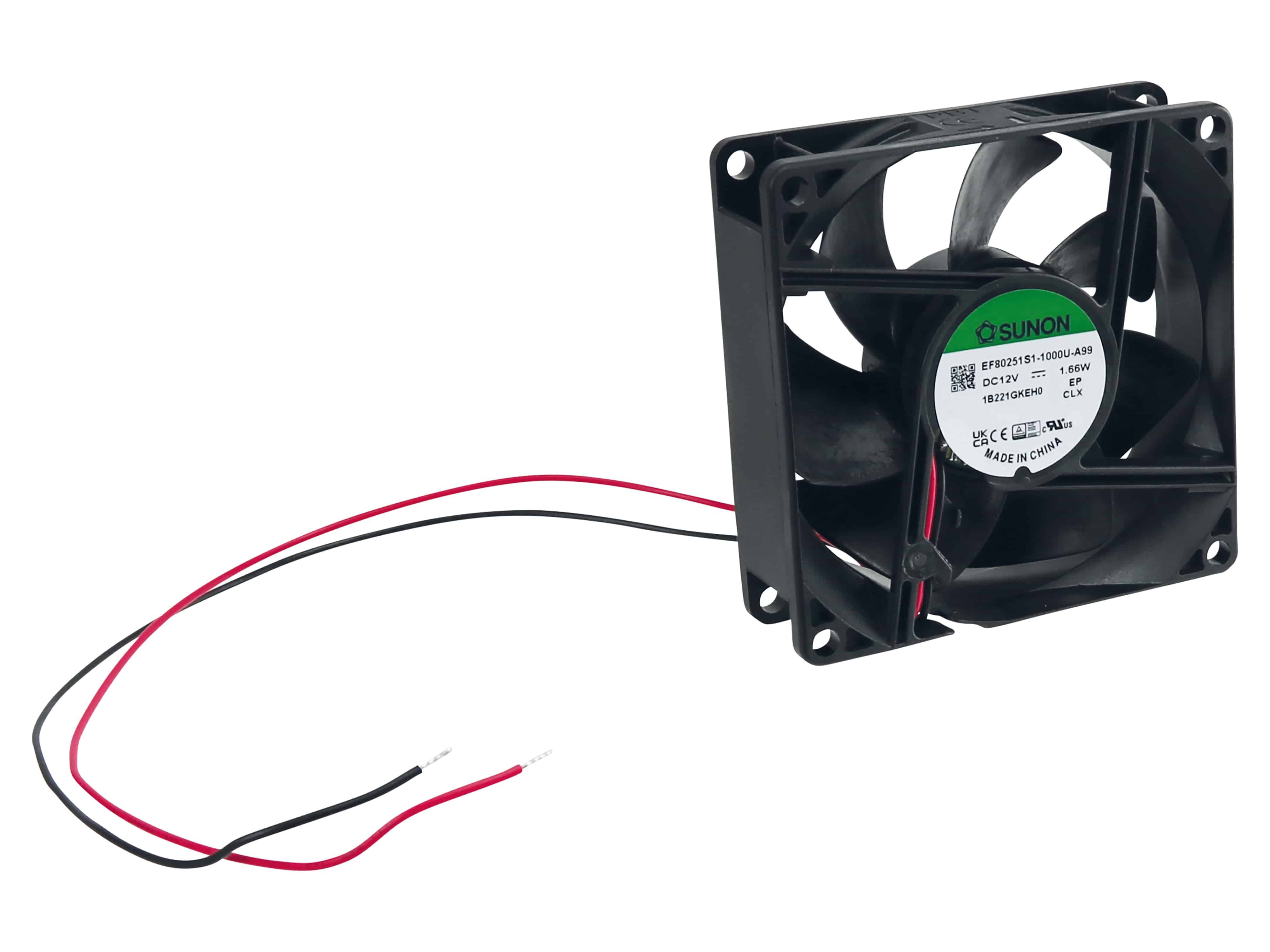 Ein kleiner Kühlventilator mit schwarzen Blättern und einem kreisförmigen Etikett in der Mitte, von dem rote und schwarze Drähte ausgehen.