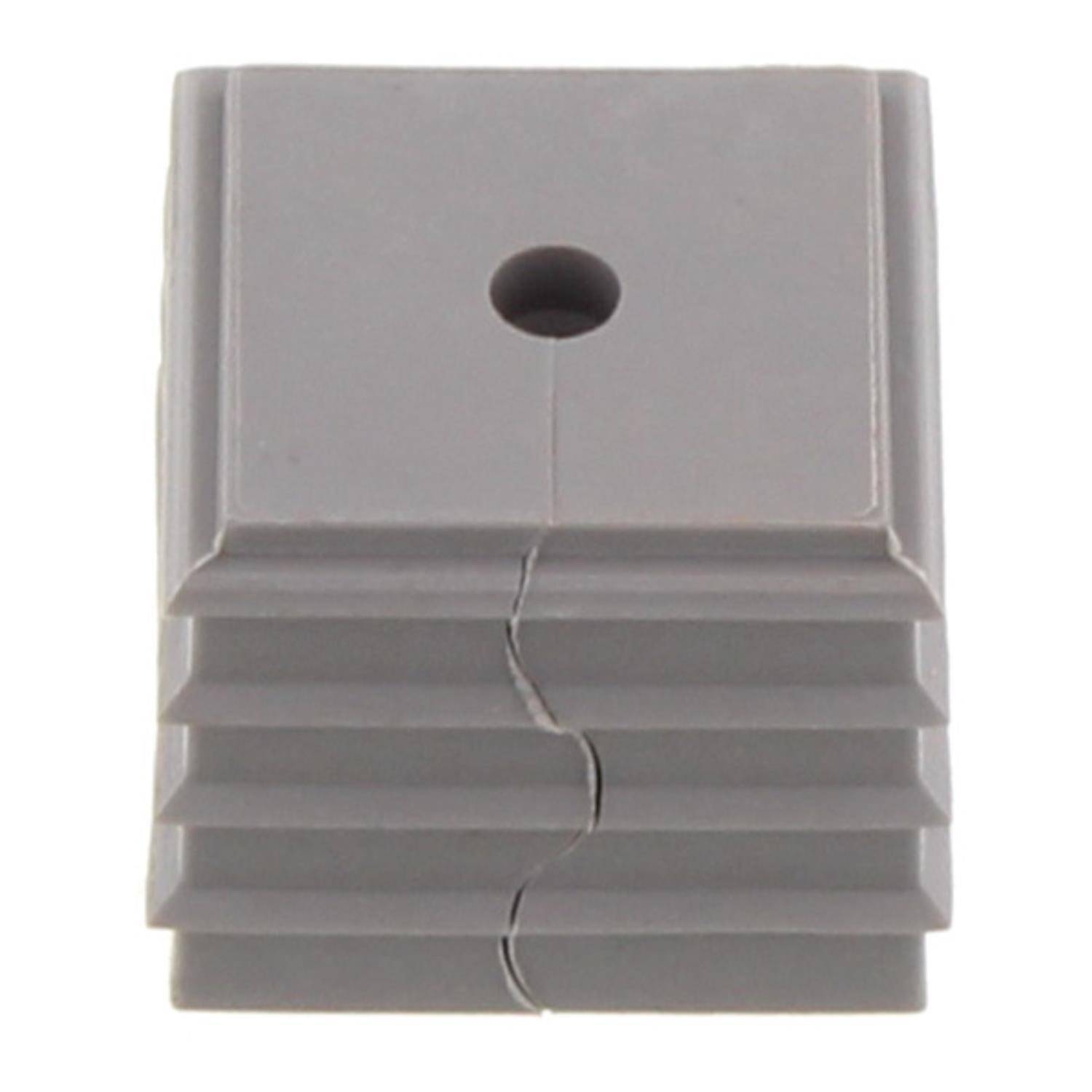 Ein grauer, würfelförmiger Kubus mit zentralem Loch und segmentierten Schichten, der gestapelten Abschnitten ähnelt, von oben betrachtet.