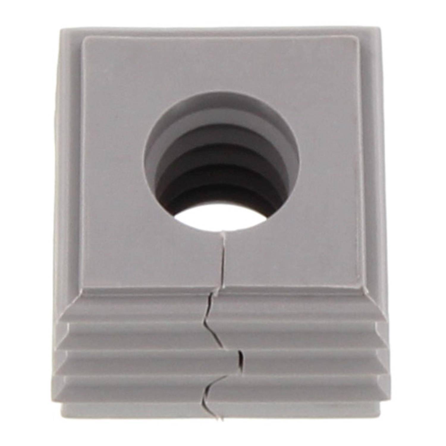 Eine graue, quadratische Mutter mit einem zentralen Gewindeloch und einem sichtbaren Riss, der sich über ihre Seite erstreckt.