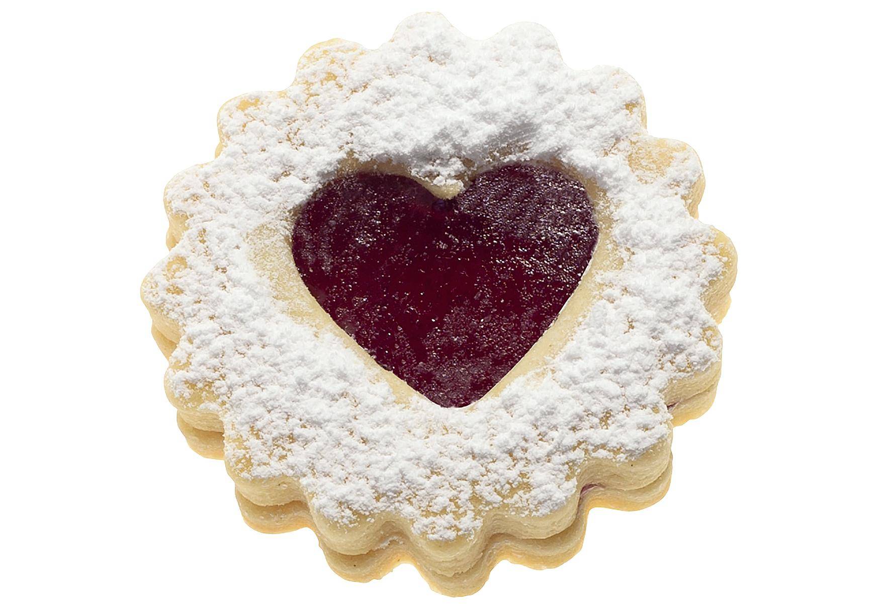 Ein Linzer Ausstecherle mit herzförmigem Marmeladenkern, mit Puderzucker bestäubt, auf weißem Hintergrund.