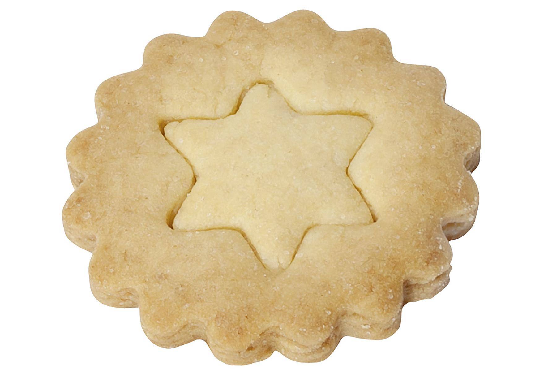 Ein rundes Kekschen mit gewelltem Rand und einer sternförmigen Aussparung in der Mitte, das ein einfaches und klassisches Design zeigt.
