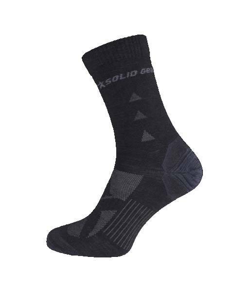 Eine dunkle Socke mit Dreiecksmustern und gerippten Abschnitten, die für Haltbarkeit und Komfort konzipiert ist und sich für verschiedene Aktivitäten eignet.