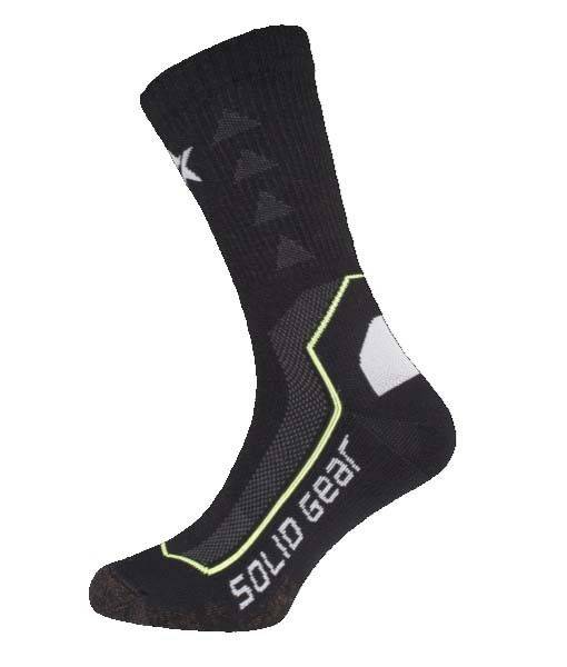 Ein schwarzer Socken mit dem Text 'SOLID GEAR' in weiß an der Seite, versehen mit dreieckigen Mustern und gelben Akzenten.