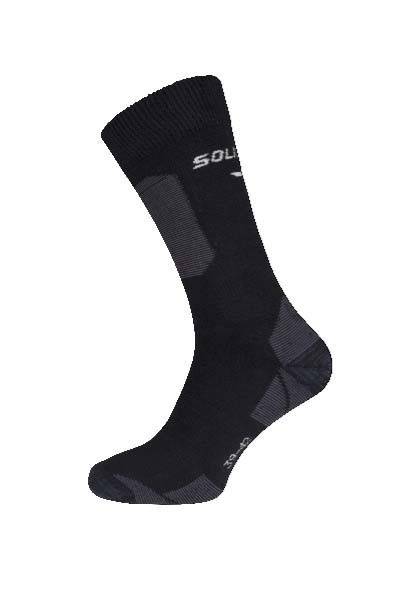 Eine einzelne schwarze Socke mit grauen Flecken und dem Wort ‚SOLID' in der Nähe des oberen Randes, entwickelt für Outdoor- oder sportliche Aktivitäten.