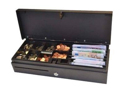 Offene Geldkassette mit Münzen und Geldscheinen, die in separate Fächer unterteilt sind, auf weißem Hintergrund.