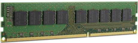 Eine Nahaufnahme eines grünen Computer-RAM-Moduls mit schwarzen Speicherchips und goldenen Kontakten.