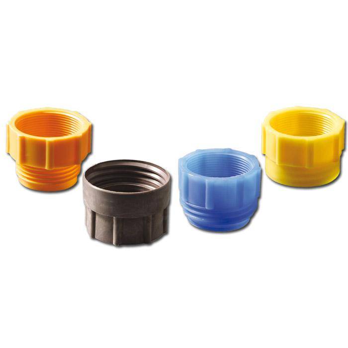 Vier Kunststoff-Rohrfittings mit Gewinde in Orange, Schwarz, Blau und Gelb auf weißem Untergrund.