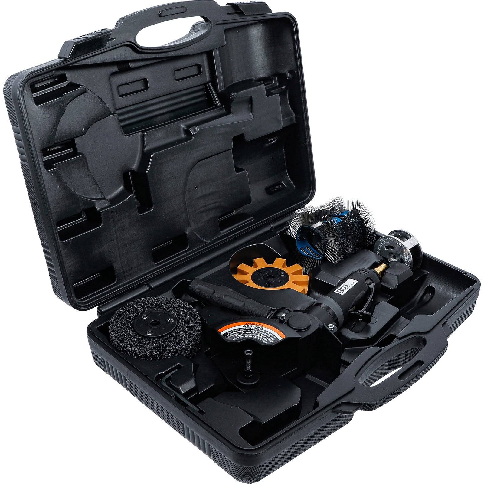 Ein schwarzer Werkzeugkoffer geöffnet, der Elektrowerkzeuge und Zubehör zeigt, einschließlich Bürsten und Scheiben, die für Heim- oder industrielle Arbeiten verwendet werden.