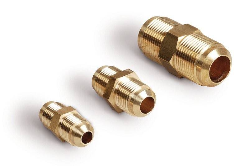 Drei Messingrohrverbindungen verschiedener Größen in aufsteigender Reihenfolge angeordnet.