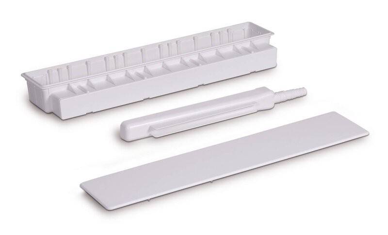 Weiße Kunststoff-Klimaanlage-Schlauchschutzset mit mehreren Komponenten, einschließlich eines Verbinders, konzipiert für eine saubere Installation.