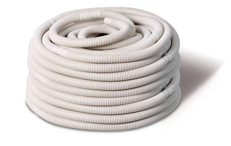 Ein weißer aufgerollter flexibler Schlauch mit gerippter Oberfläche, ordnungsgemäß in einem spiralförmigen Muster angeordnet.