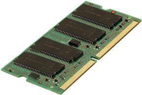 Nahaufnahme eines Computer-RAM-Moduls mit grüner Leiterplatte und schwarzen Speichern, das goldene Stecker an einer Kante zeigt.