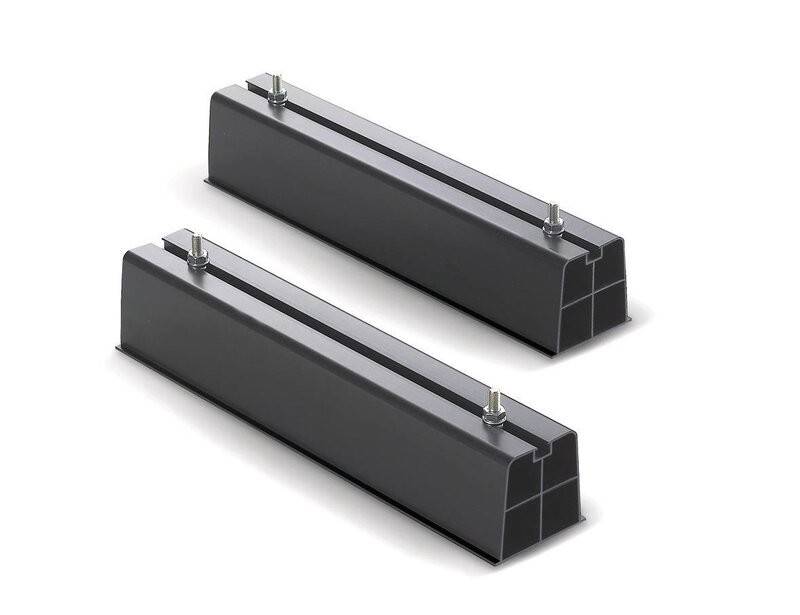 Eine schwarze Fernbedienung mit Tasten, die mit 'MODE', 'TIMER', 'SWING', 'THERMO CONTROL' und Stromschalter beschriftet sind. Entworfen für Klimaanlagen.