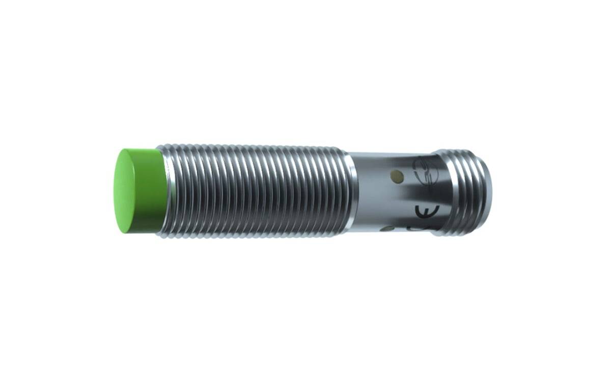 Zylindrischer Gewindemetallsensor oder Bolzen mit grüner Kappe am Ende, horizontal auf weißem Hintergrund dargestellt.