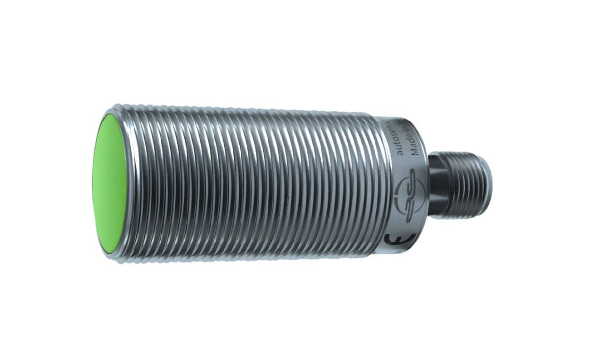 Ein metallischer zylindrischer Sensor mit einer grün-getippten Endkappe, der zur Näherungserkennung verwendet wird. Er verfügt über einen verschraubten Körper für eine einfache Installation.