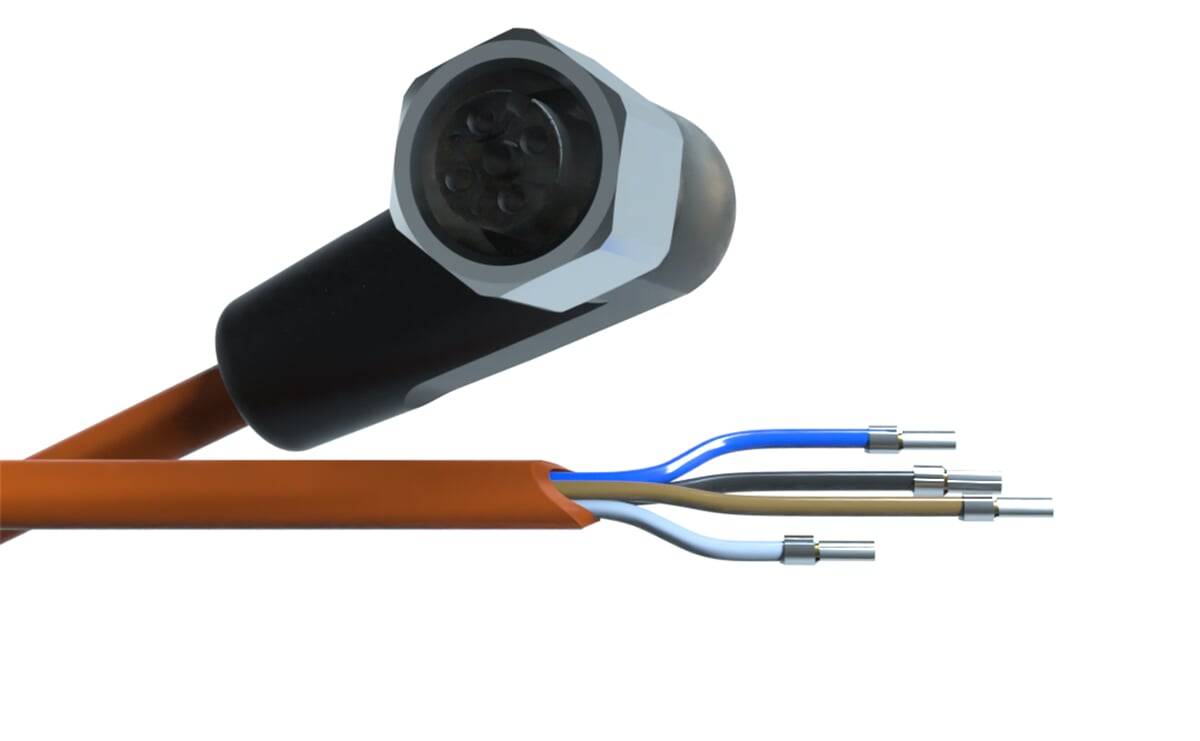 Darstellung eines Kabelsteckers mit vier freigelegten, farbcodierten Leitungen. Der Stecker ist schwarz und grau und zeigt elektrische Komponenten.