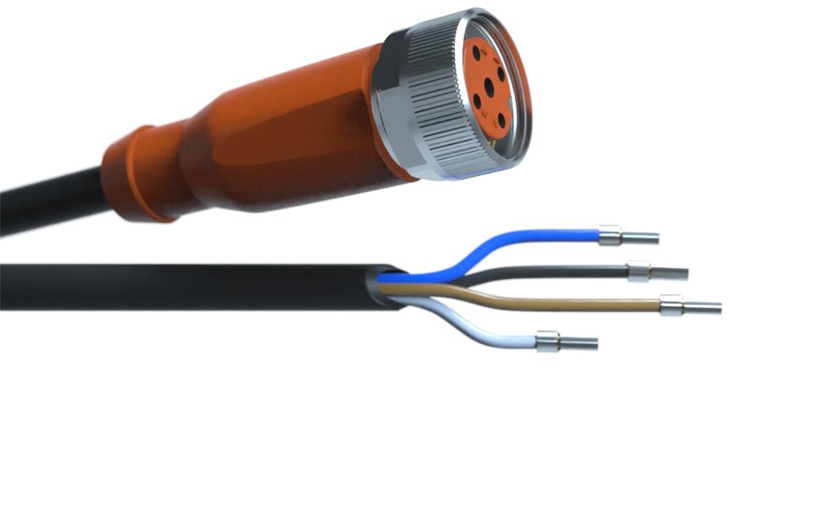 Ein elektrischer Stecker mit drei freigelegten Drähten - blau, braun und schwarz - ragt aus der Kabelummantelung heraus. Das metallische Ende des Steckers ist sichtbar.