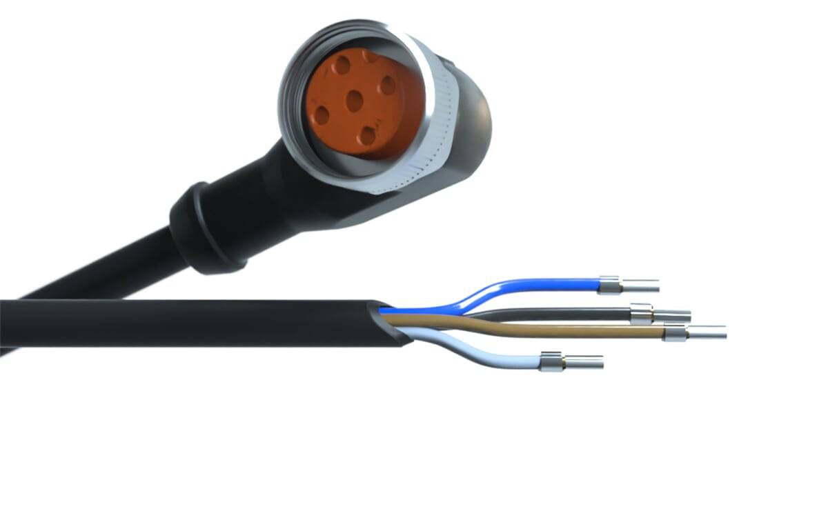 Eine Nahaufnahme eines elektrischen Anschlusses und drei Kabel, eines schwarz, eines braun und eines blau, mit freigelegten Kupferenden für Verkabelungszwecke.