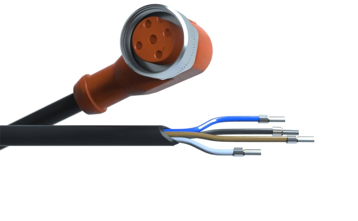 Nahaufnahme eines elektrischen Kabels mit entferntem Schutzmantel, wobei drei farbcodierte Drähte sichtbar sind: blau, braun und gelb-grün.