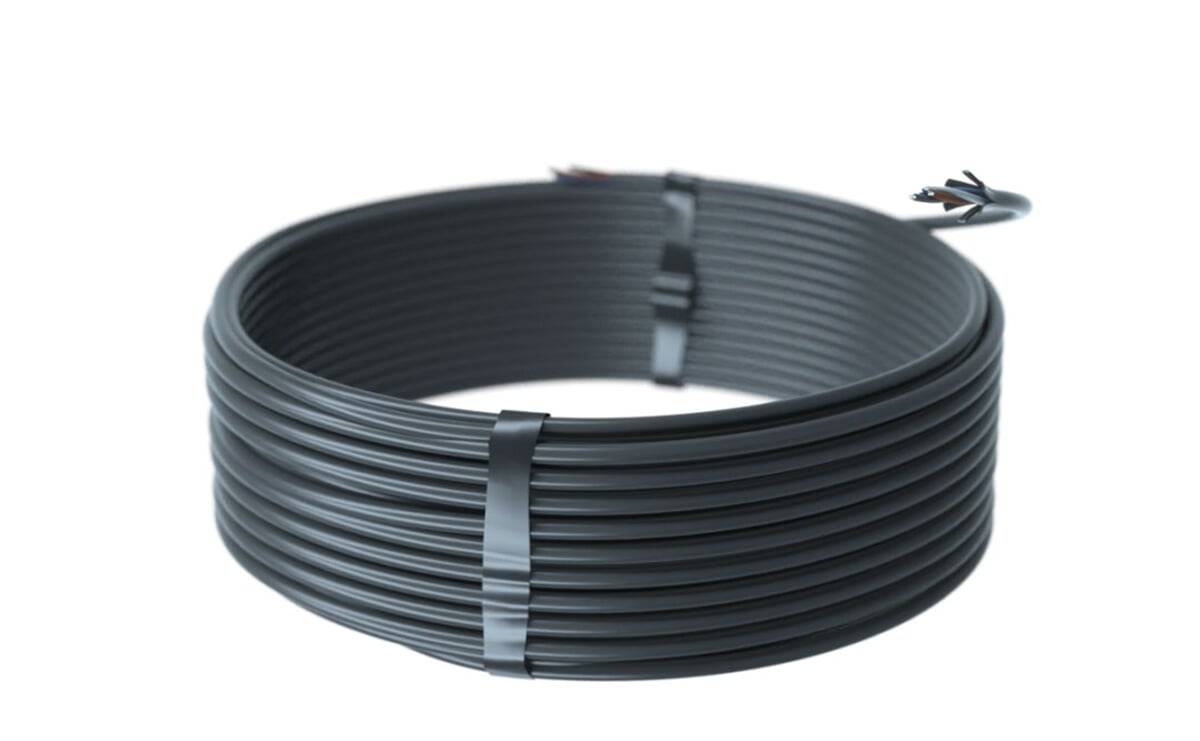Eine gewickelte Spule aus dunklem Kabel, gesichert mit zwei Kunststoffbändern, konzipiert für elektrische oder Dateninstallation.