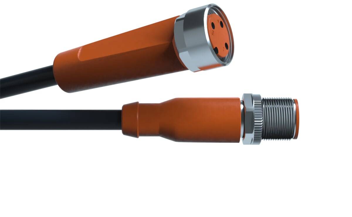 Nahaufnahme eines Koaxialkabel-Anschlusses. Das Kabel ist orange mit einem metallischen Ende.