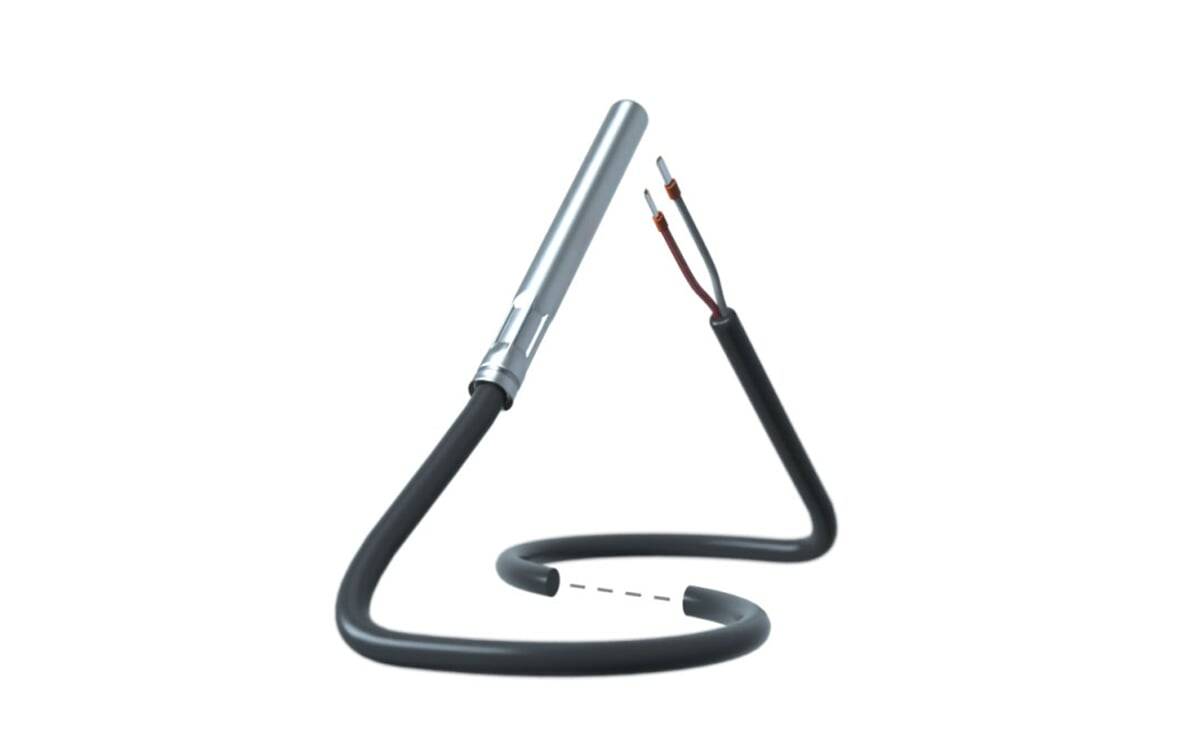 Ein schwarzes Kabel mit freigelegten Kupfer- und roten Drähten an den Enden, das auf einem weißen Hintergrund zu einer Schleifenform aufgerollt ist.