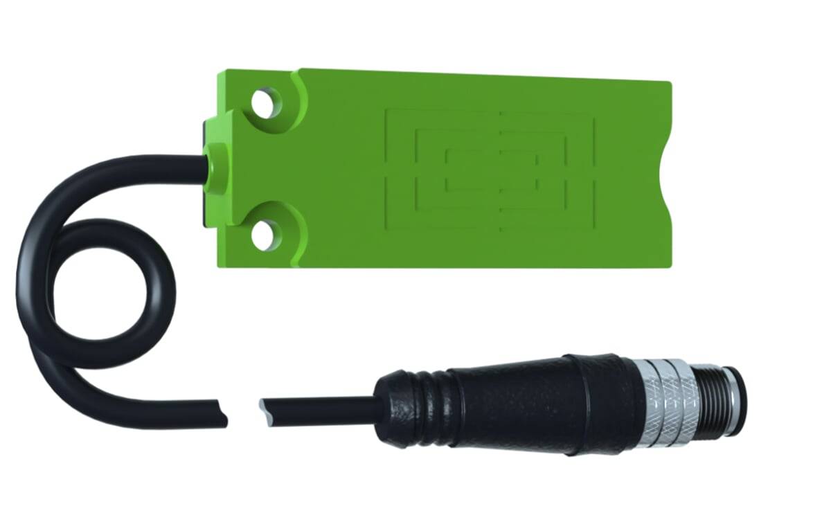 Eine grüne elektronische Komponente mit zwei kreisförmigen Steckdosen ist mit einem Kabel und einem schwarzen Anschluss verbunden, möglicherweise Teil eines größeren Geräts.