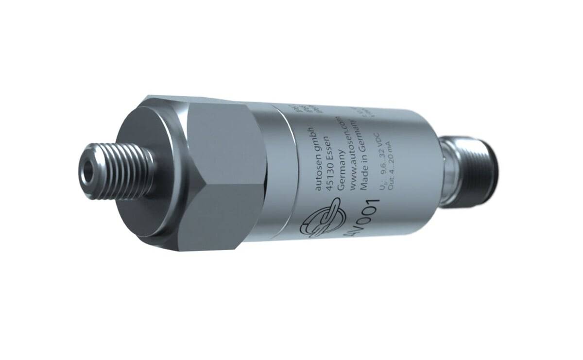 Eine Nahaufnahme eines zylindrischen industriellen Sensors mit einem Gewindeanschluss und auf seiner Oberfläche eingravierter Produktinformation.