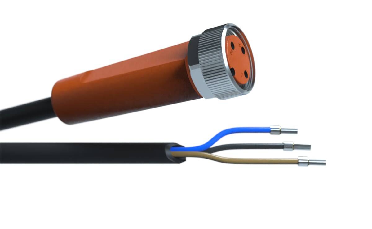 Eine Nahaufnahme von elektrischen Kabeln: ein roter zylindrischer Verbinder mit drei freiliegenden Kabeln in den Farben Blau, Braun und Schwarz, die nach außen ragen.